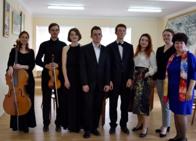 Після виступу… Молоді, вродливі, талановиті..J